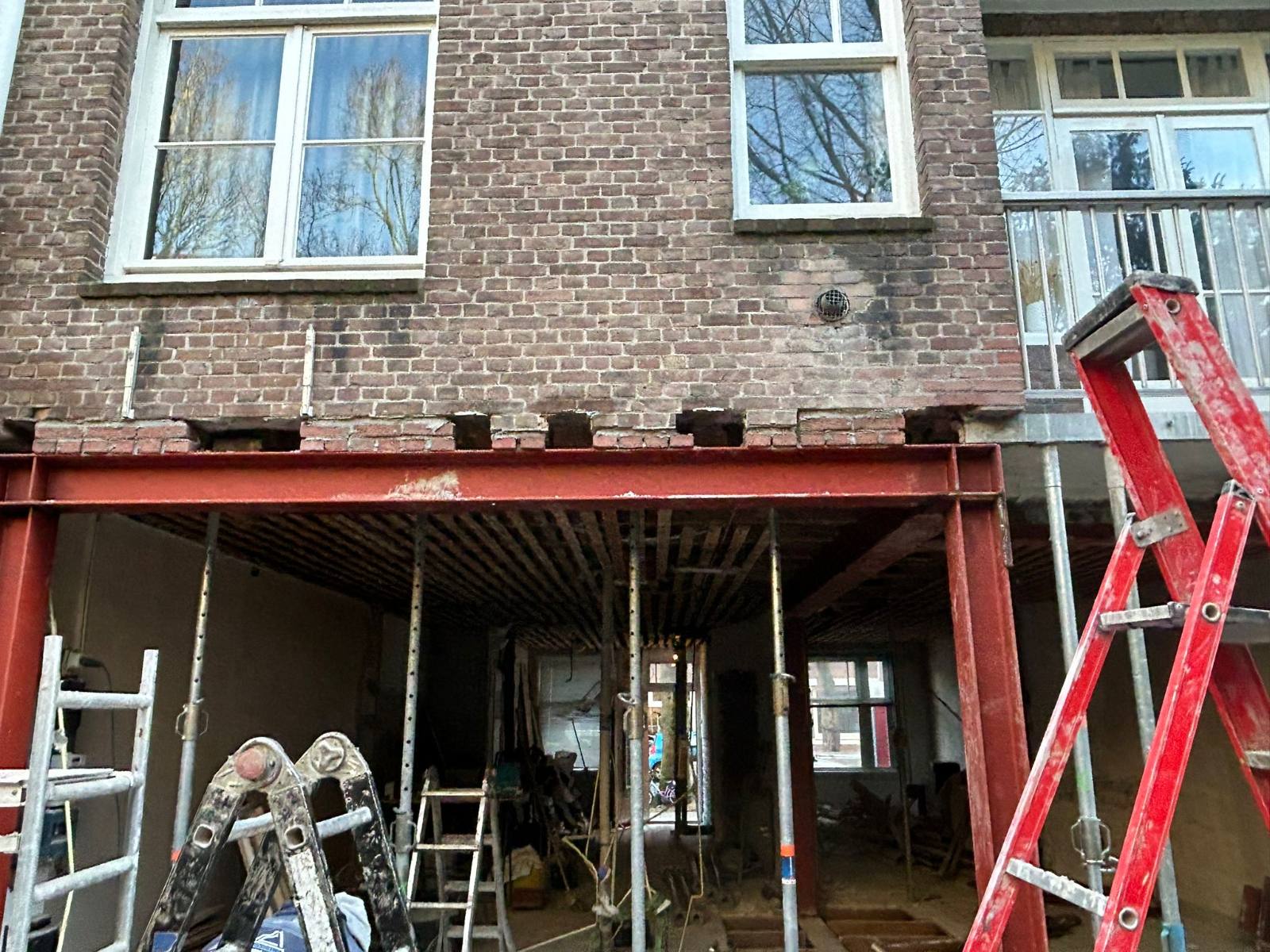 Inpandige stalen portaalconstructie